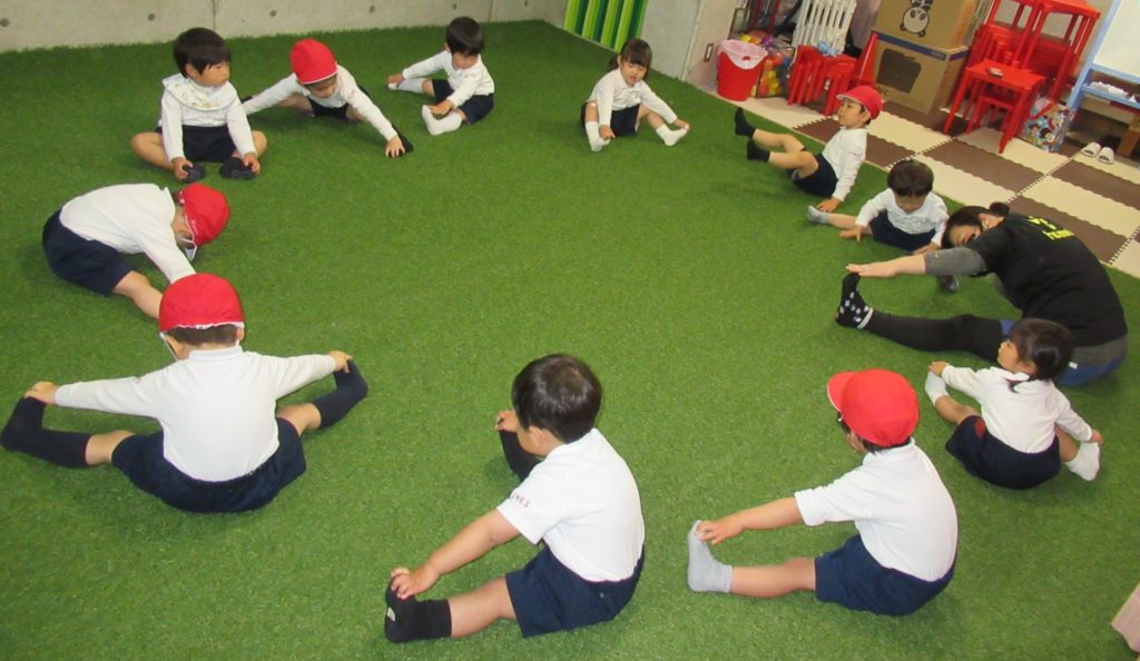 PE class / Show & Tell　（体操とShow & Tell）